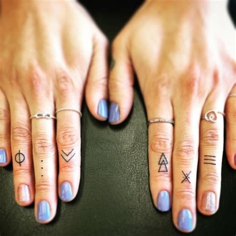 88 Tatuajes en los dedos de la mano o del pie